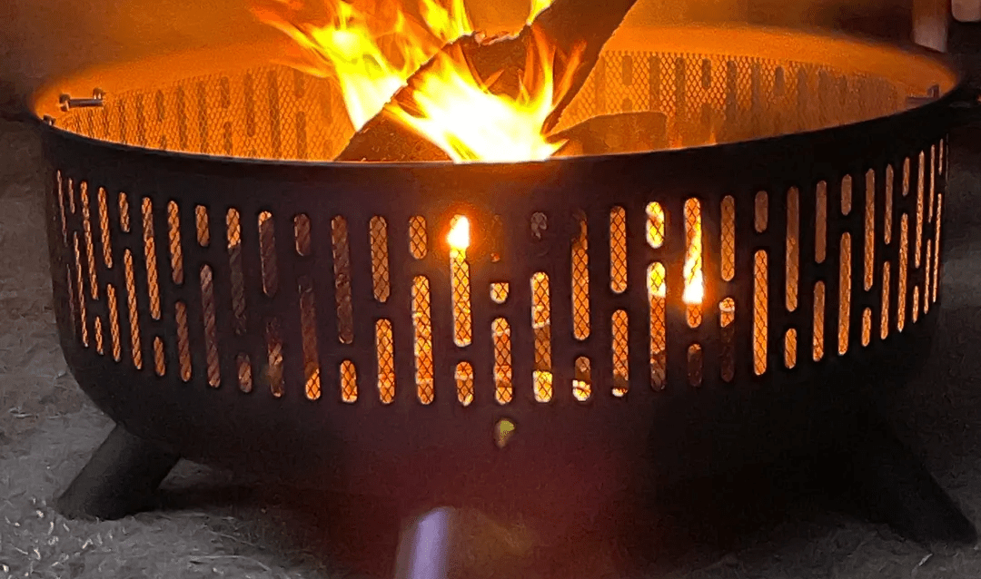 A fire pit with flames coming out of it.